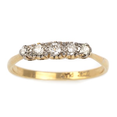 Lot 563 - DIAMOND FIVE STONE RING