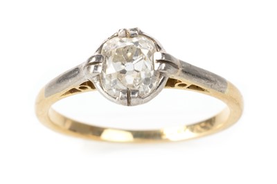 Lot 565 - DIAMOND SOLITAIRE RING