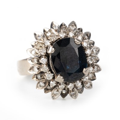 Lot 568 - SAPPHIRE AND DIAMOND COCKTAIL RING