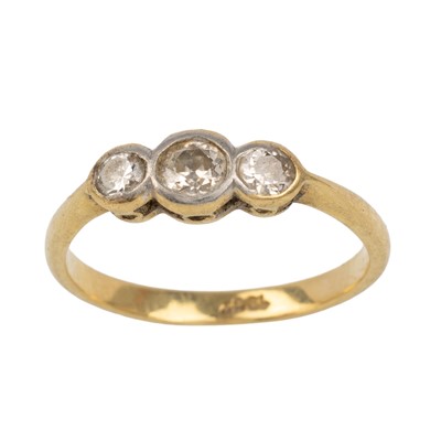 Lot 569 - DIAMOND THREE STONE RING