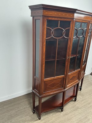 Lot 1291 - EDWARDIAN INLAID MAHOGANY TRIPLE DOOR DISPLAY CABINET