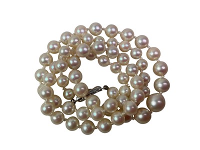 Lot 351 - EIGHTEEN CARAT WHITE GOLD AND PEARL PENDANT