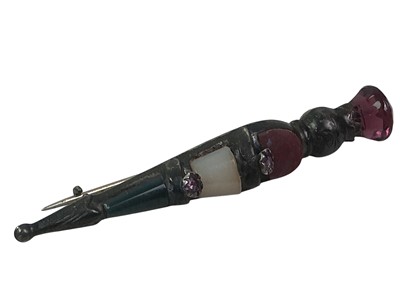 Lot 429 - SILVER DIRK BROOCH