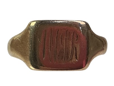 Lot 495 - GOLD SIGNET RING
