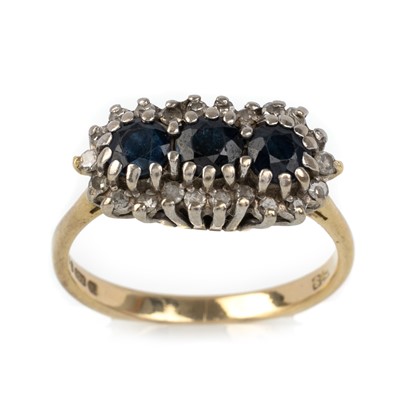 Lot 433 - SAPPHIRE AND DIAMOND RING