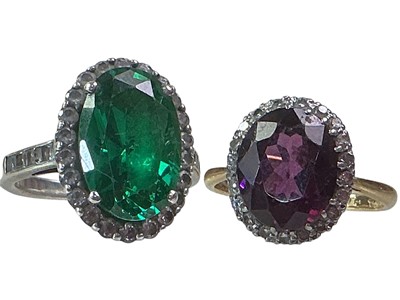 Lot 242 - GOLD DRESS RING