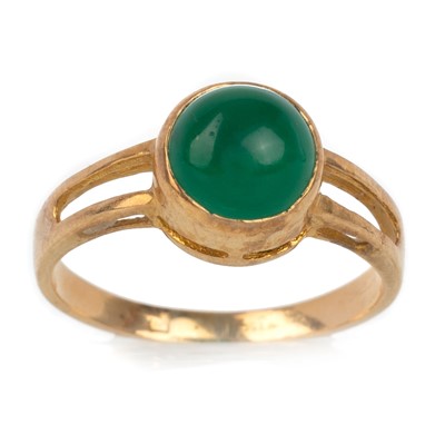 Lot 573 - GREEN HARDSTONE RING