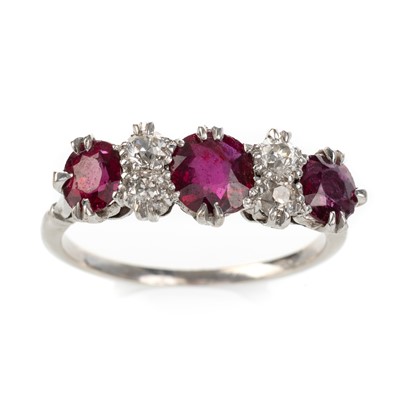 Lot 575 - RUBY AND DIAMOND RING