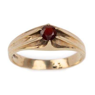 Lot 579 - GARNET GYPSY RING
