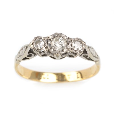 Lot 588 - DIAMOND THREE STONE RING