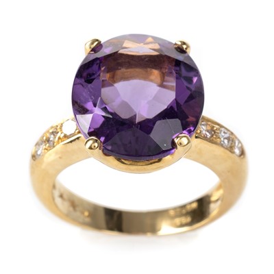 Lot 609 - AMETHYST AND DIAMOND RING