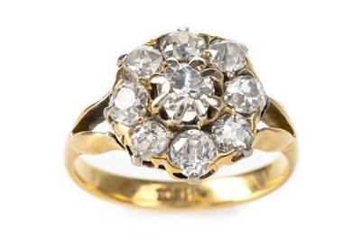 Lot 611 - DIAMOND CLUSTER RING