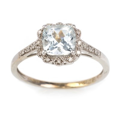 Lot 421 - TOPAZ AND DIAMOND RING