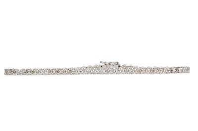 Lot 425 - DIAMOND TENNIS BRACELET