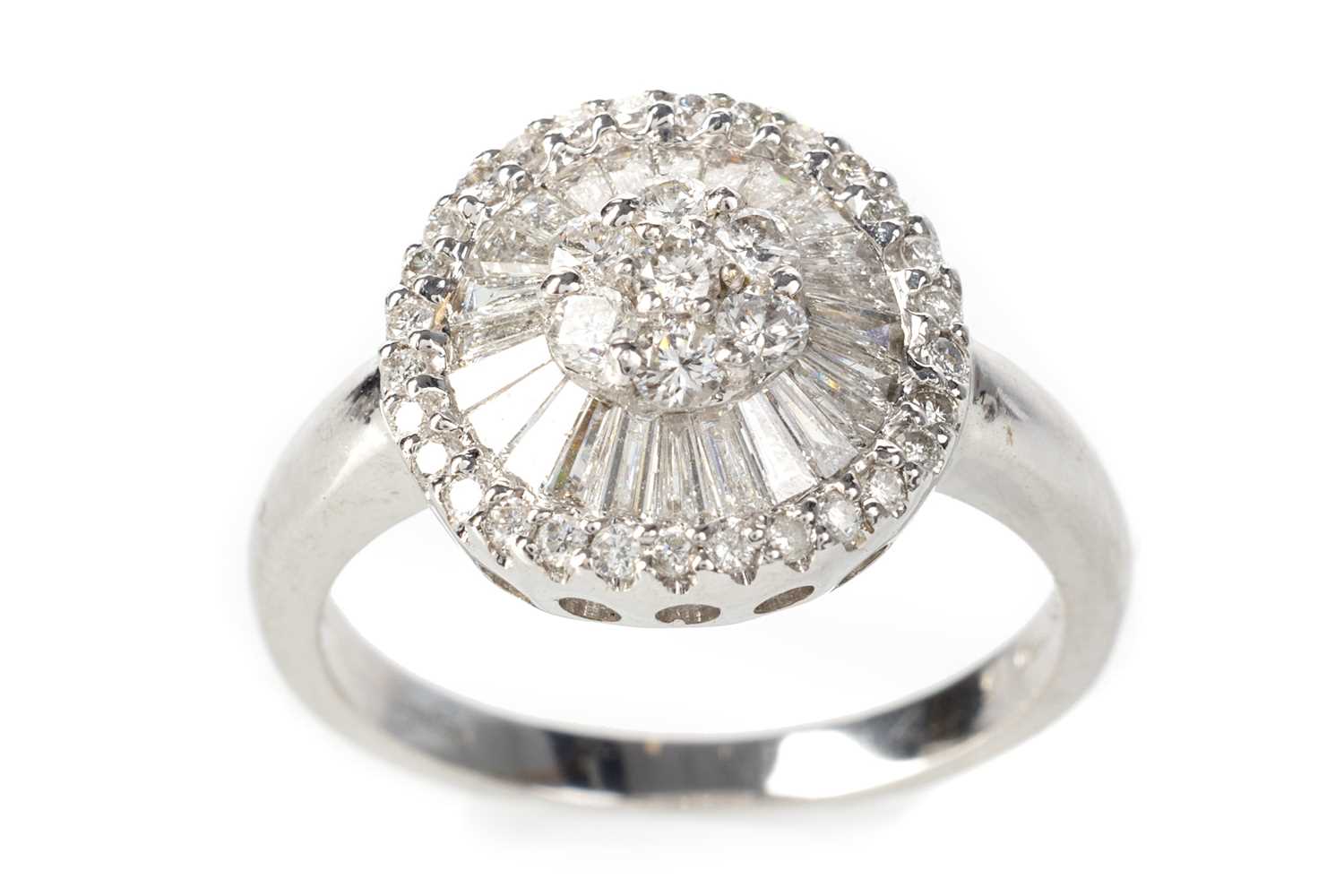 Lot 427 - DIAMOND CLUSTER RING