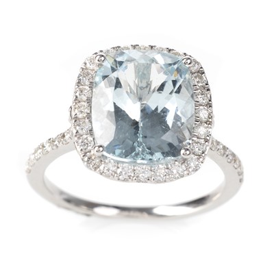 Lot 429 - AQUAMARINE AND DIAMOND RING