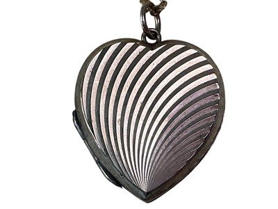 Lot 589 - GOLD HEART SHAPED LOCKET