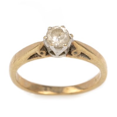 Lot 628 - DIAMOND SOLITAIRE RING