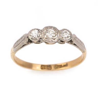 Lot 631 - DIAMOND THREE STONE RING