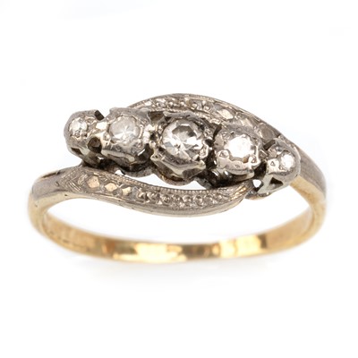 Lot 632 - DIAMOND FIVE STONE RING