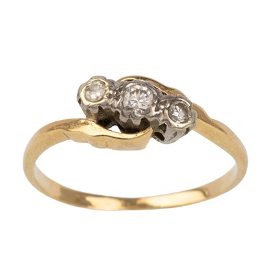 Lot 636 - DIAMOND THREE STONE RING