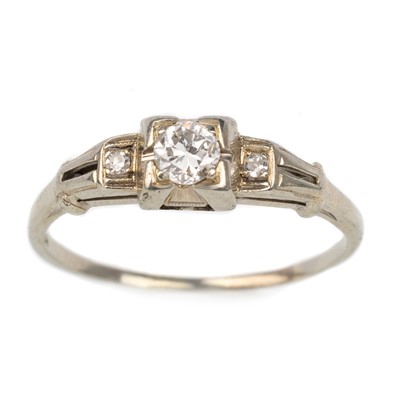 Lot 637 - DIAMOND THREE STONE RING