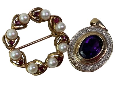 Lot 711 - GOLD SEED PEARL SET BROOCH