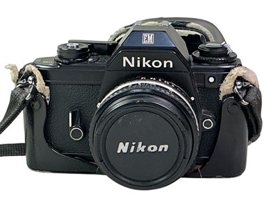 Lot 48 - COLLECTION OF CAMERAS AND ACCESSORIES