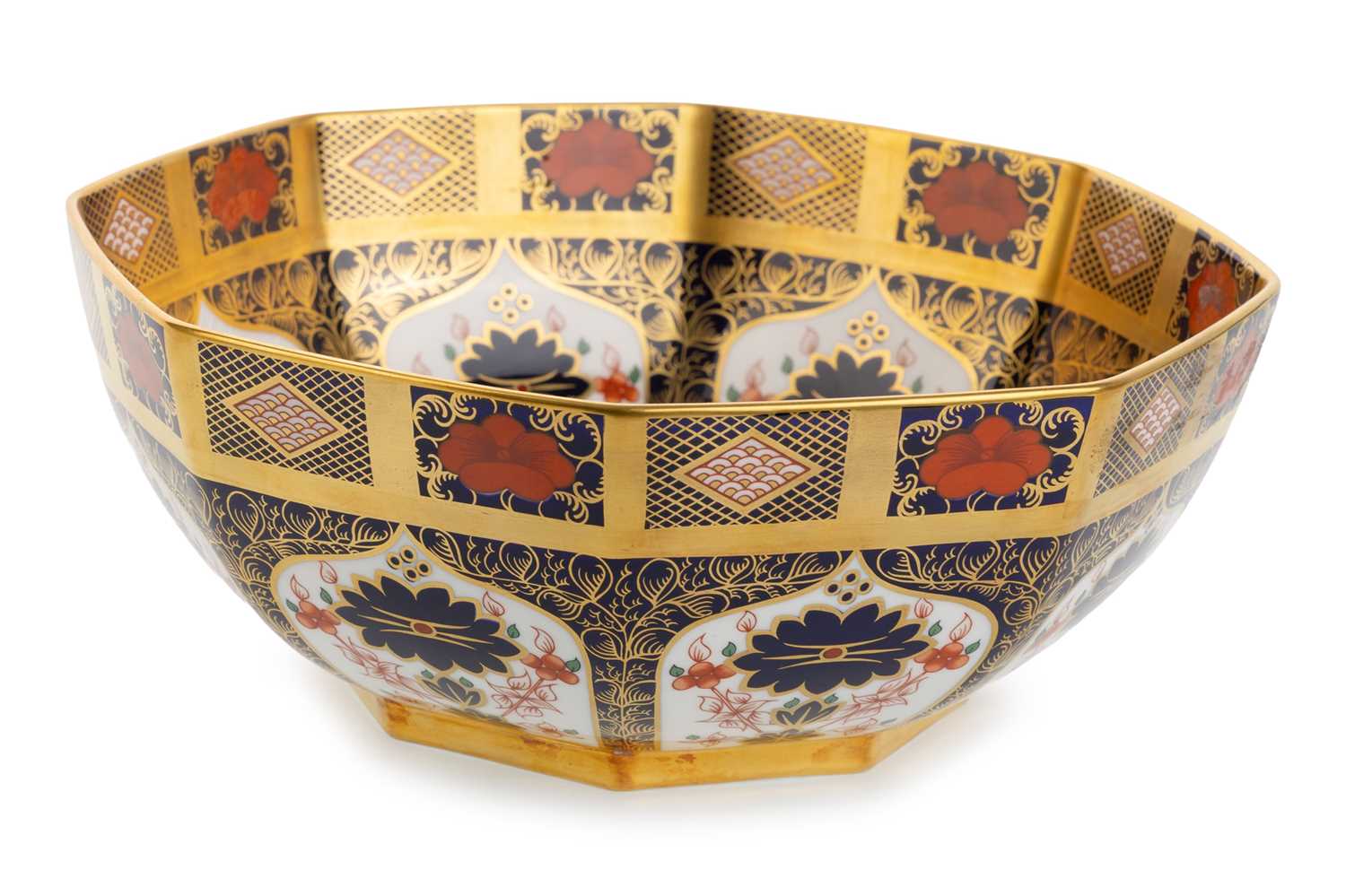 Lot 1316 - ROYAL CROWN DERBY BOWL
