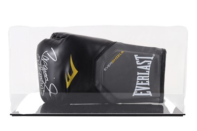 Lot 1748 - MANNY PACQUIAO, SIGNED EVERLAST BOXING GLOVE