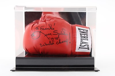 Lot 1751 - LEON SPINKS,, SIGNED EVERLAST BOXING GLOVE