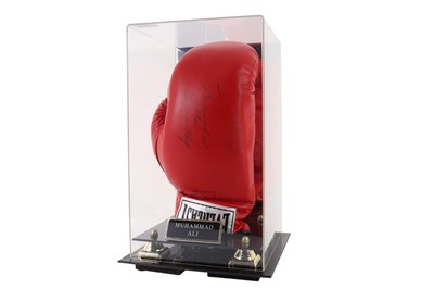 Lot 1802 - MUHAMMAD ALI, EVERLAST BOXING GLOVE