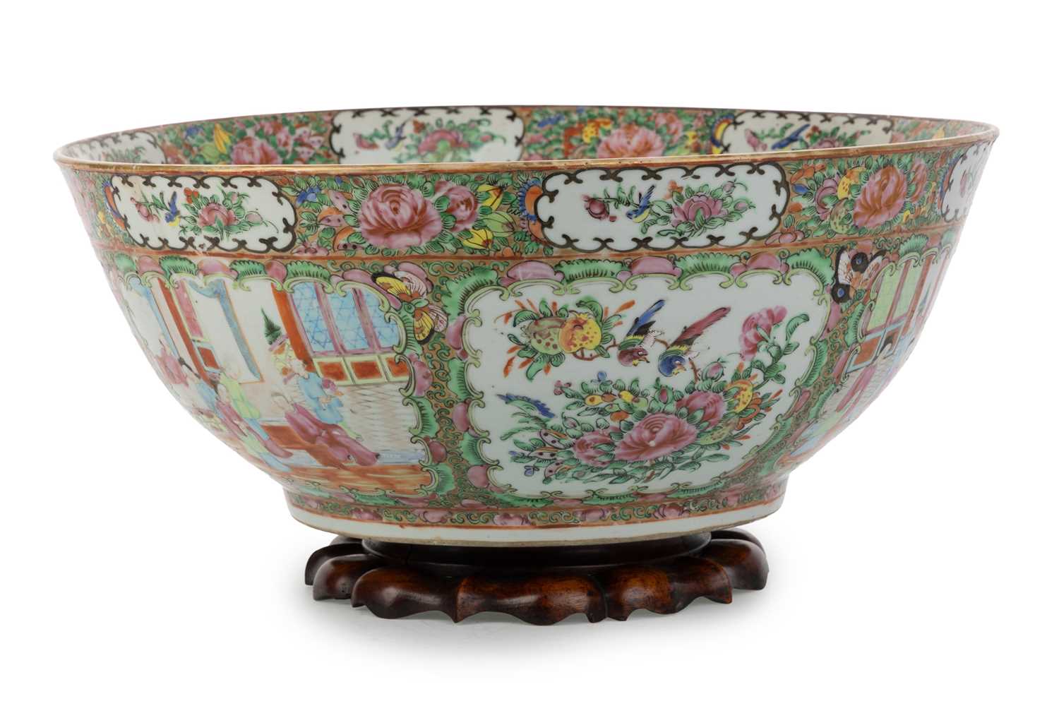 Lot 826 - CHINESE CANTON FAMILLE ROSE BOWL