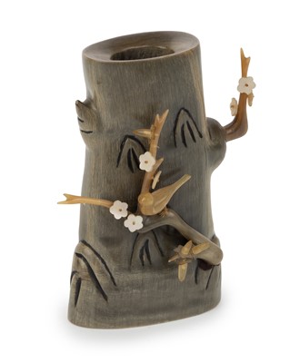 Lot 834 - JAPANESE HORN SPILL VASE