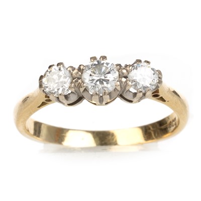 Lot 656 - THREE STONE DIAMOND RING