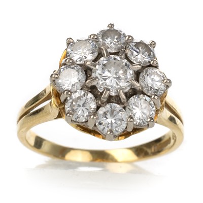 Lot 648 - DIAMOND CLUSTER RING