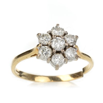 Lot 675 - DIAMOND CLUSTER RING