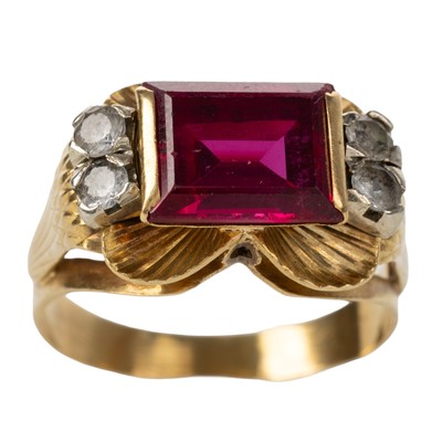 Lot 672 - GOLD DRESS STONE RING