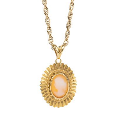 Lot 678 - GOLD CAMEO PENDANT ON CHAIN