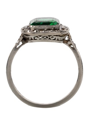 Lot 676 - DRESS RING