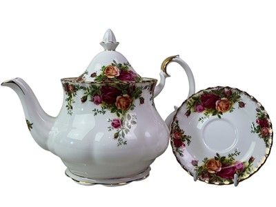 Lot 525 - ROYAL ALBERT TEA AND DINNER SERVICE
