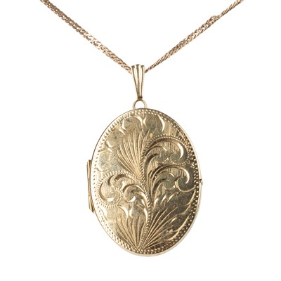 Lot 693 - GOLD LOCKET ON CHAIN
