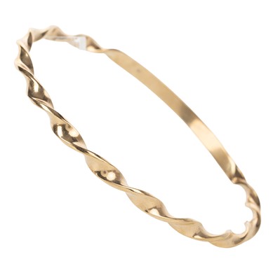 Lot 722 - GOLD TWIST DESIGN BANGLE