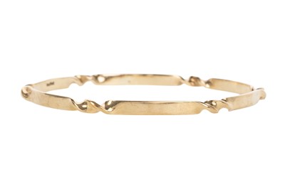 Lot 724 - GOLD TWIST DESIGN BANGLE