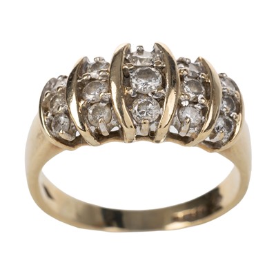 Lot 732 - DIAMOND CLUSTER RING