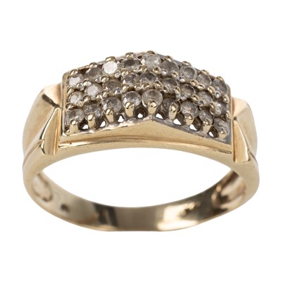 Lot 736 - DIAMOND DRESS RING