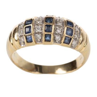 Lot 740 - SAPPHIRE AND DIAMOND RING