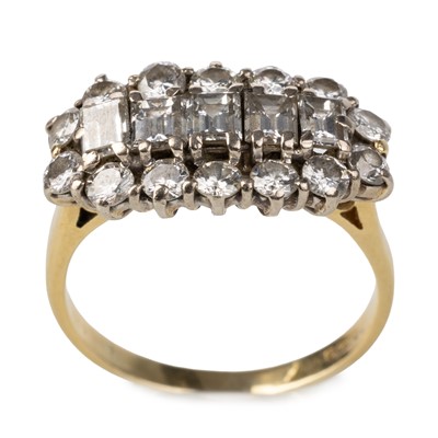 Lot 763 - DIAMOND CLUSTER RING