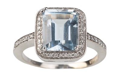 Lot 769 - AQUAMARINE AND DIAMOND RING