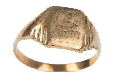Lot 768 - GOLD SIGNET RING
